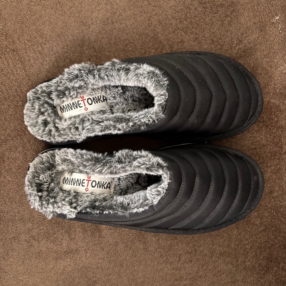 Minnetonka Black Fabric Slippers Gray Faux Fur Women’s New Size 9 Quilted Scuffs